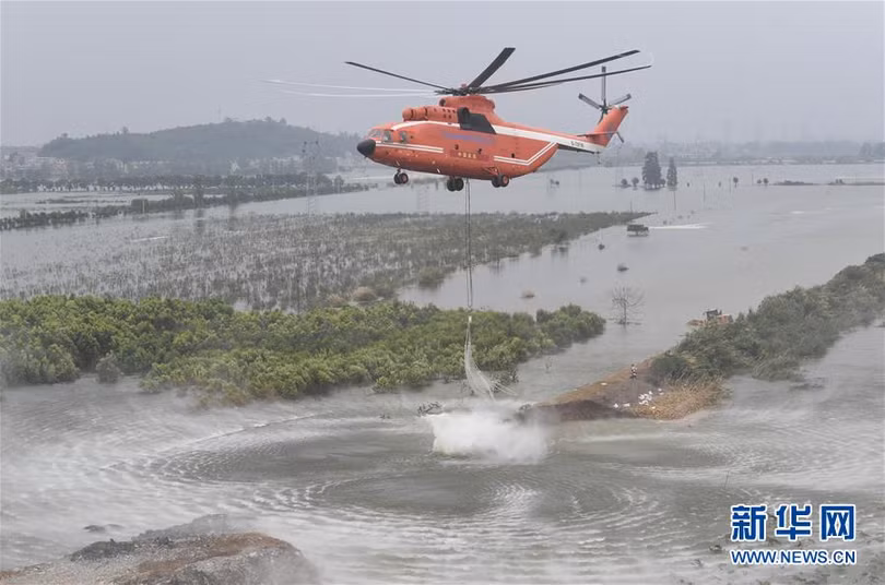 Siêu trực thăng được sử dụng để hàn khẩu đê vỡ (Ảnh: Tân Hoa xã). Siêu trực thăng được sử dụng để hàn khẩu đê vỡ (Ảnh: Tân Hoa xã).