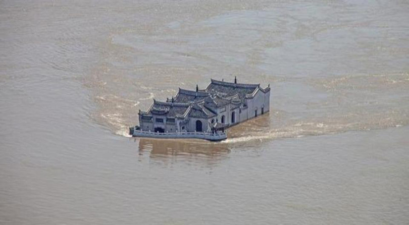 Ngôi chùa cổ 700 tuổi Quan Âm Các ở Ngạc Châu giữa dòng lũ lớn (Ảnh: Toutiao).