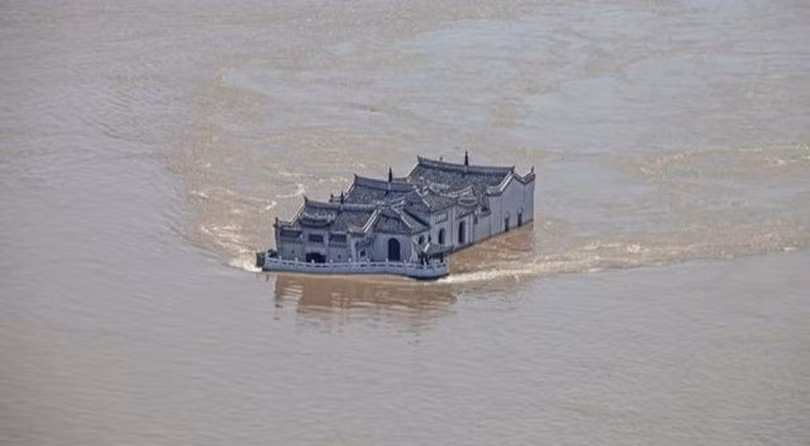 Ngôi chùa cổ 700 tuổi Quan Âm Các ở Ngạc Châu giữa dòng lũ lớn (Ảnh: Toutiao). Ngôi chùa cổ 700 tuổi Quan Âm Các ở Ngạc Châu giữa dòng lũ lớn (Ảnh: Toutiao).