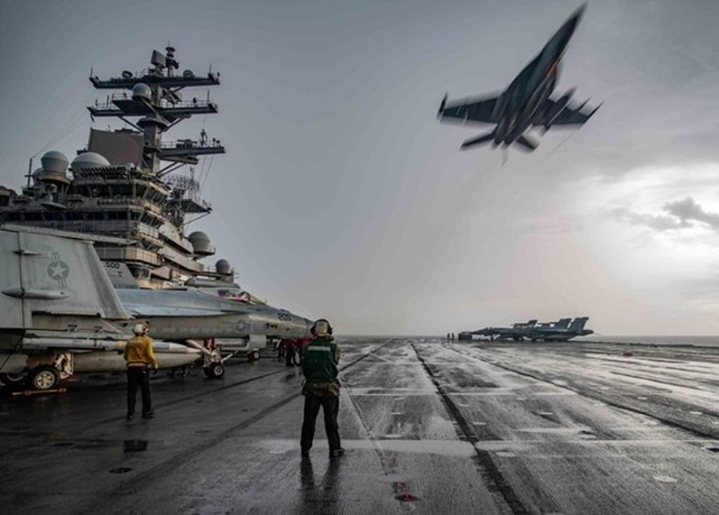 Máy bay F/A18 bay ngang qua boong tàu Ronald Reagan (Ảnh: Dongfang). Máy bay F/A18 bay ngang qua boong tàu Ronald Reagan (Ảnh: Dongfang).