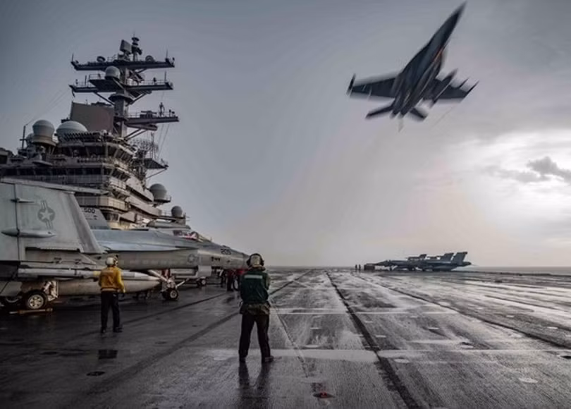 Máy bay F/A18 bay ngang qua boong tàu Ronald Reagan (Ảnh: Dongfang).