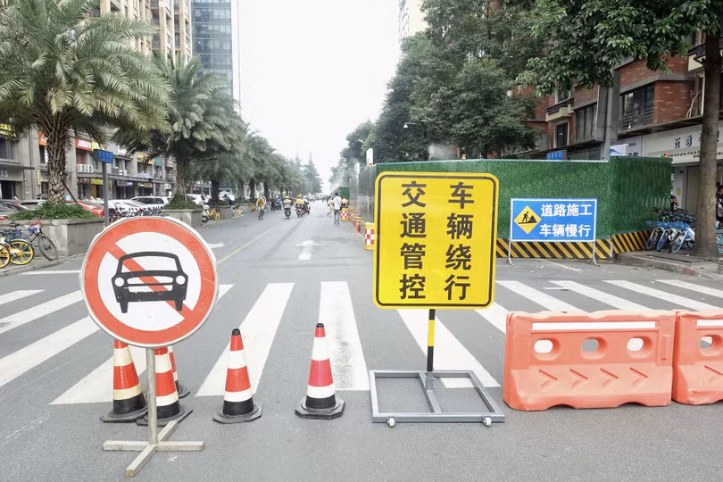 Các con đường xung quanh Lãnh sự quán Mỹ ở Thành Đô bị phong tỏa (Ảnh: VCG).
