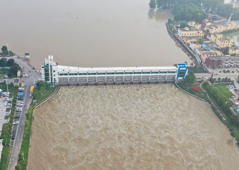 Đập Vương Gia Bối đã xả lũ tất cả các cửa (Ảnh: Đông Phương).