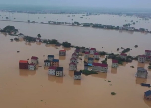 Huyện Phàn Dương, tỉnh Giang Tây ngày 11/7 chìm trong nước lũ (Ảnh: Đông Phương). Huyện Phàn Dương, tỉnh Giang Tây ngày 11/7 chìm trong nước lũ (Ảnh: Đông Phương).