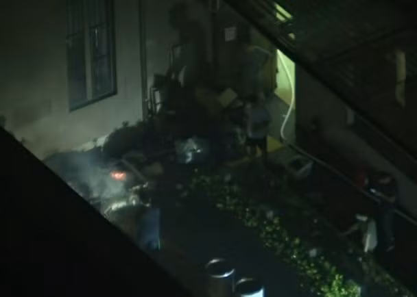 Hình ảnh Lãnh sự quán Trung Quốc tại Houston đốt tài liệu tối 21/7 gây báo động cháy (Ảnh Apolo).