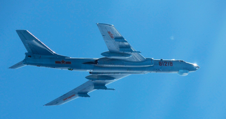 H-6G tham gia diễn tập mang theo thùng tác chiến điện tử (Ảnh: realcleardefense).