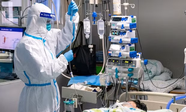 Số ca mắc Coronavirus vẫn tiếp tục gia tăng. Ảnh: The Guardian Ảnh: The Guardian