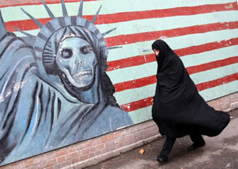 Tranh cổ động chống Mỹ trên đường phố Teheran