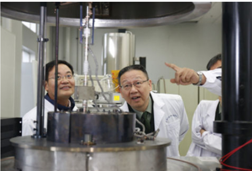 Tiền Vệ Bình (giữa) trong phòng thí nghiệm