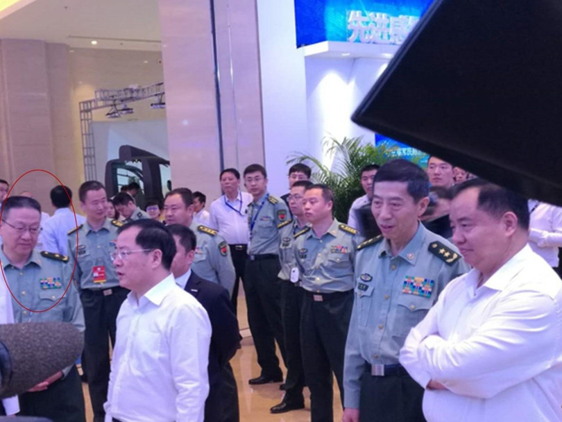 Tướng Tiền Vệ Bình (người trong vòng tròn đỏ) đã bị thông báo trong nội bộ quân đội là đã bị bắt vì làm gián điệp cho CIA