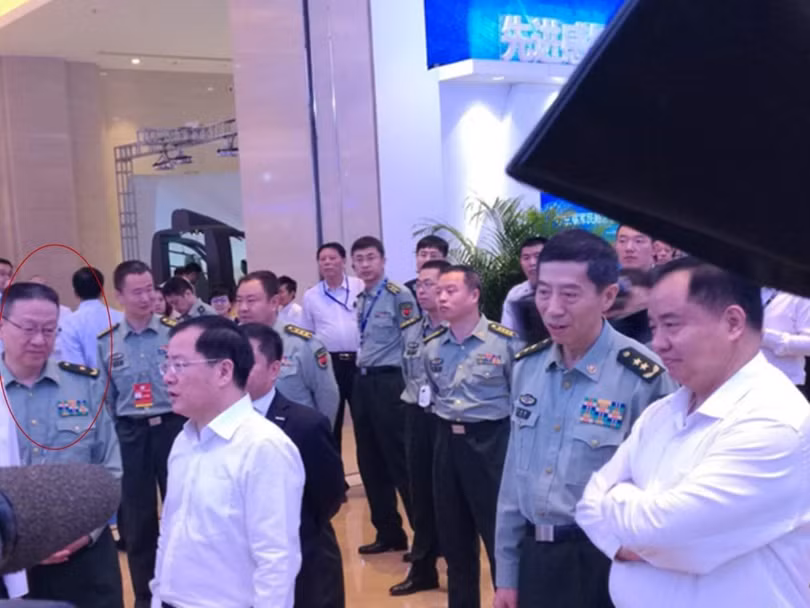 Tướng Tiền Vệ Bình (người trong vòng tròn đỏ) đã bị thông báo trong nội bộ quân đội là đã bị bắt vì làm gián điệp cho CIA