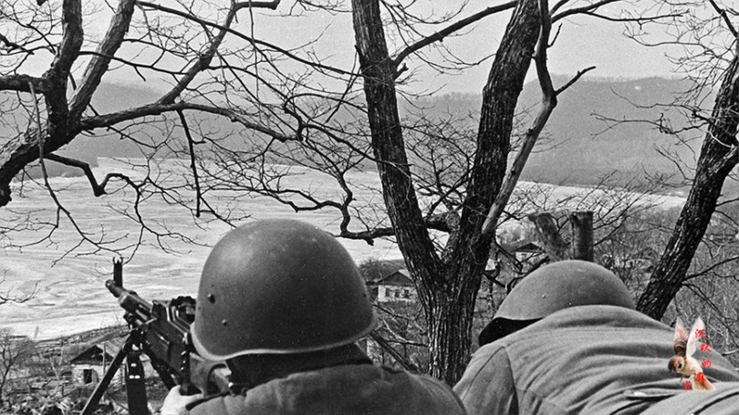 Binh sĩ Liên Xô trên đảo Trân Bảo trước khi xảy ra xung đột. Phía trước là bờ sông phía Trung Quốc Binh sĩ Liên Xô trên đảo Trân Bảo trước khi xảy ra xung đột. Phía trước là bờ sông phía Trung Quốc