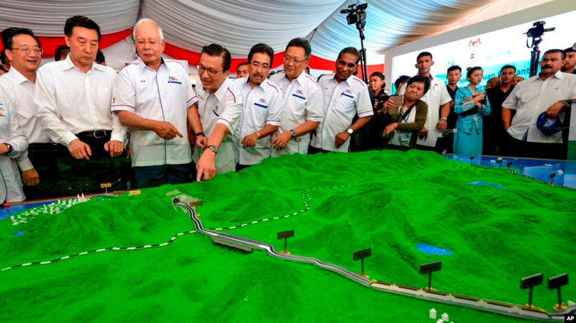 Cựu Thủ tướng Najib Razak (thứ ba, từ trái sang) tại lễ khởi công công trình đường ống