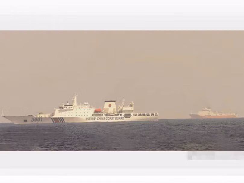 Tàu Hải cảnh 12 ngàn tấn 3901 hộ tống tàu "Địa chất biển - 8" (phía sau) thăm dò trái phép trong vùng đặc quyền kinh tế Việt Nam. Ảnh: Đa Chiều