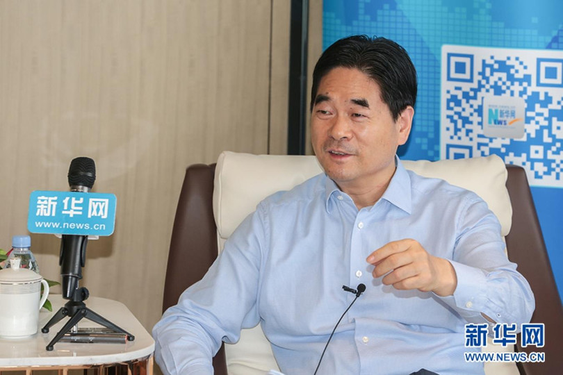 Vương Chấn Hoa từng là nhân vật được giới truyền thông săn đón. Ảnh: Hoa đang trả lời phỏng vấn của phóng viên Tân Hoa xã Vương Chấn Hoa từng là nhân vật được giới truyền thông săn đón. Ảnh: Hoa đang trả lời phỏng vấn của phóng viên Tân Hoa xã