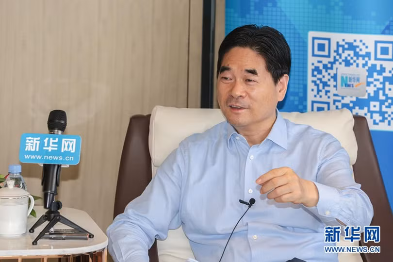 Vương Chấn Hoa từng là nhân vật được giới truyền thông săn đón. Ảnh: Hoa đang trả lời phỏng vấn của phóng viên Tân Hoa xã Vương Chấn Hoa từng là nhân vật được giới truyền thông săn đón. Ảnh: Hoa đang trả lời phỏng vấn của phóng viên Tân Hoa xã