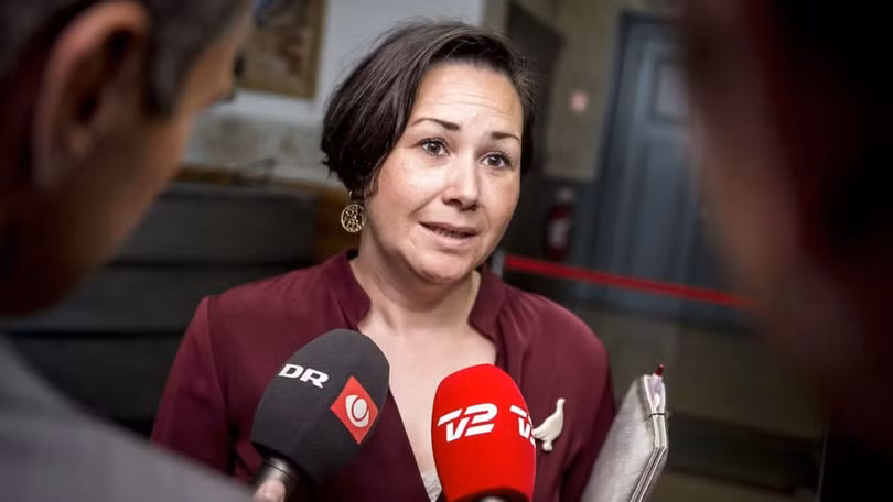 Aja Chemnitz Larsen, người bản địa Greenland nghị sĩ quốc hội Đan Mạch phản đối việc bán vùng lãnh thổ này cho Mỹ