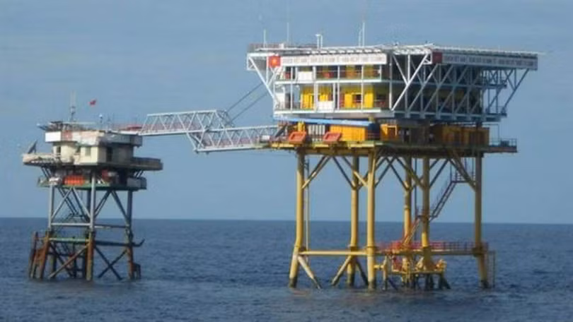 Nhà giàn của hải quân Việt Nam chốt giữ trên bãi Tư Chính Nhà giàn của hải quân Việt Nam chốt giữ trên bãi Tư Chính