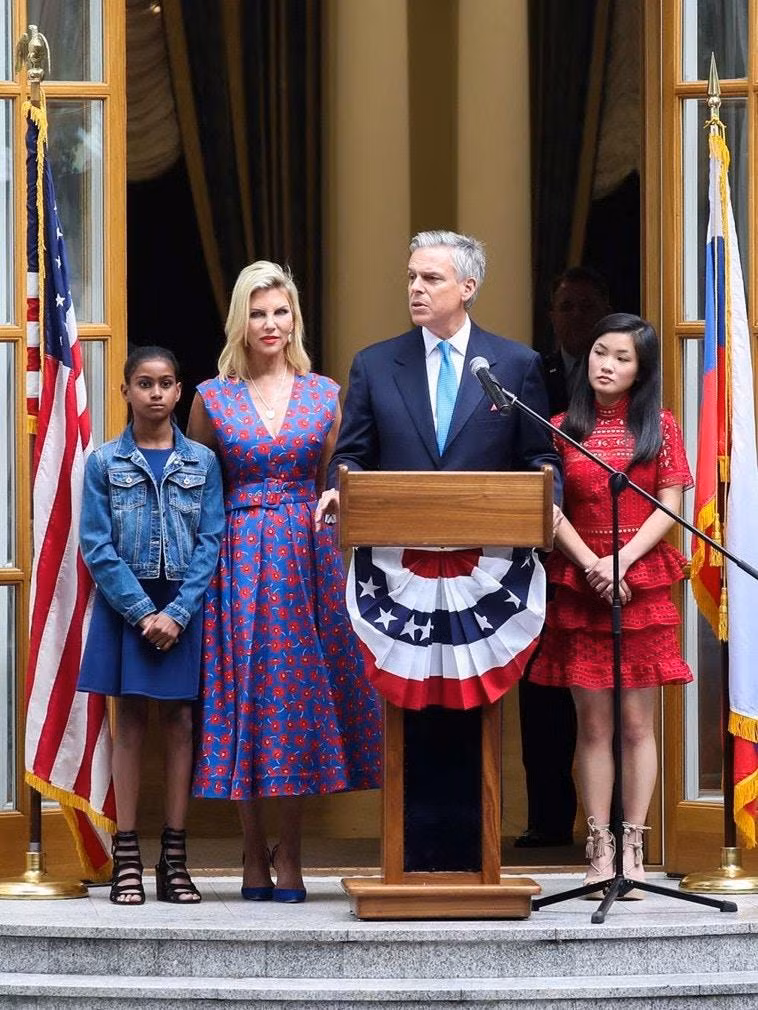 Vợ chồng ông Jon Huntsman cùng hai cô con nuôi người Trung Quốc và Ấn Độ