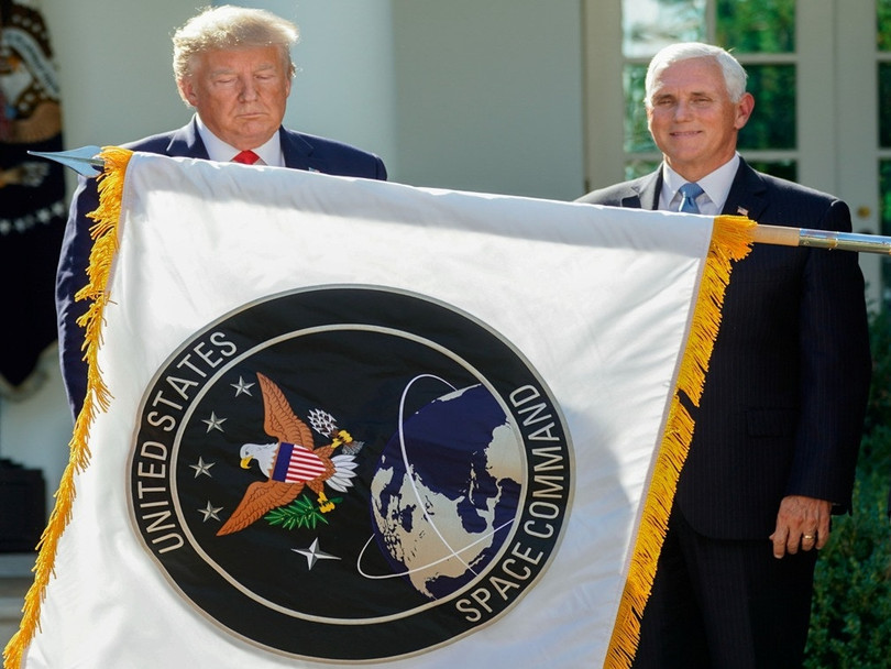 Tổng thống Donald Trump và Phó Tổng thống Mike Pence trao kỳ hiệu cho Bộ Tư lệnh Vũ trụ Tổng thống Donald Trump và Phó Tổng thống Mike Pence trao kỳ hiệu cho Bộ Tư lệnh Vũ trụ