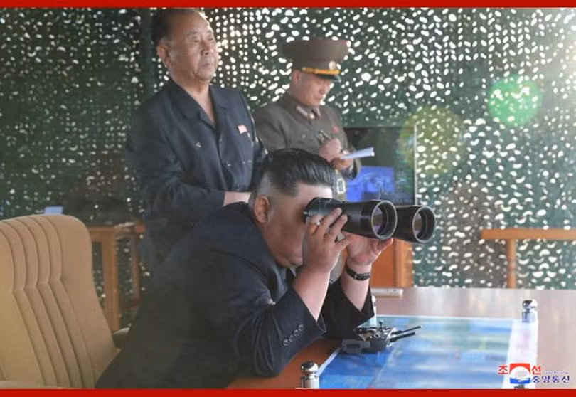 Nhà lãnh đạo Kim Jong-un theo dõi vụ phóng thử. Ảnh: KCNA