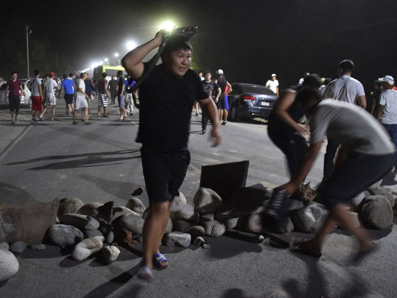 Những người ủng hộ ông Atambayev tập kết gạch đá làm vũ khí chống lại lực lượng an ninh của chính phủ