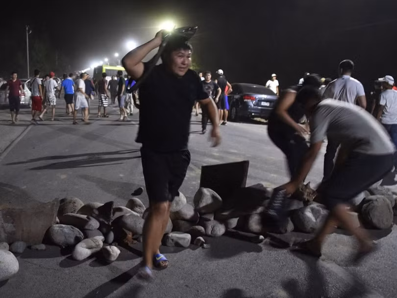 Những người ủng hộ ông Atambayev tập kết gạch đá làm vũ khí chống lại lực lượng an ninh của chính phủ