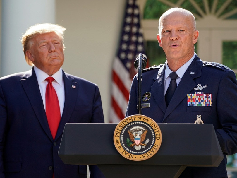 Tổng thống Donald Trump và tướng John Raymond, Tư lệnh đầu tiên của SpaceCom Tổng thống Donald Trump và tướng John Raymond, Tư lệnh đầu tiên của SpaceCom