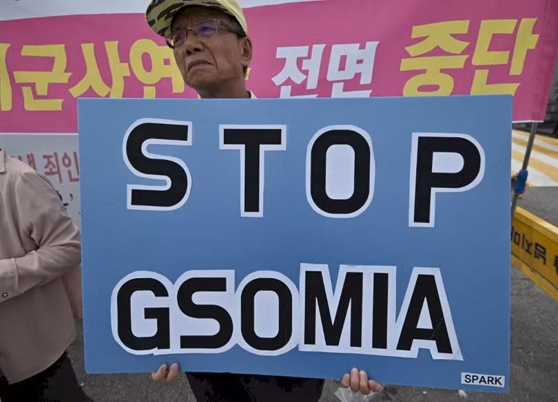 Người dân Hàn Quốc biểu tình đòi chấm dứt Hiệp định GSOMIA. Ảnh: RTI Người dân Hàn Quốc biểu tình đòi chấm dứt Hiệp định GSOMIA. Ảnh: RTI