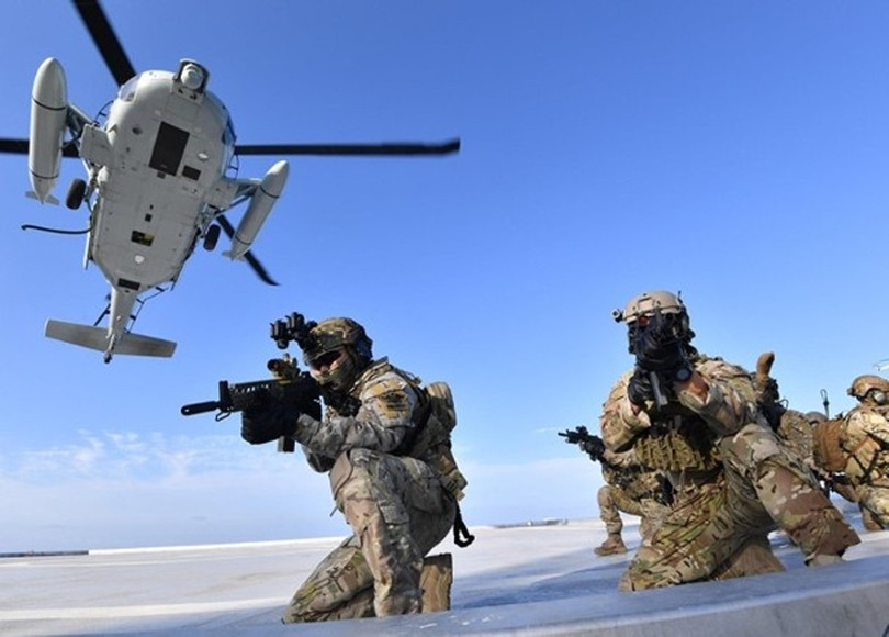 Lính Hàn Quốc diễn tập dùng trực thăng đổ bộ lên đảo. Ảnh: Đông Phương Lính Hàn Quốc diễn tập dùng trực thăng đổ bộ lên đảo. Ảnh: Đông Phương