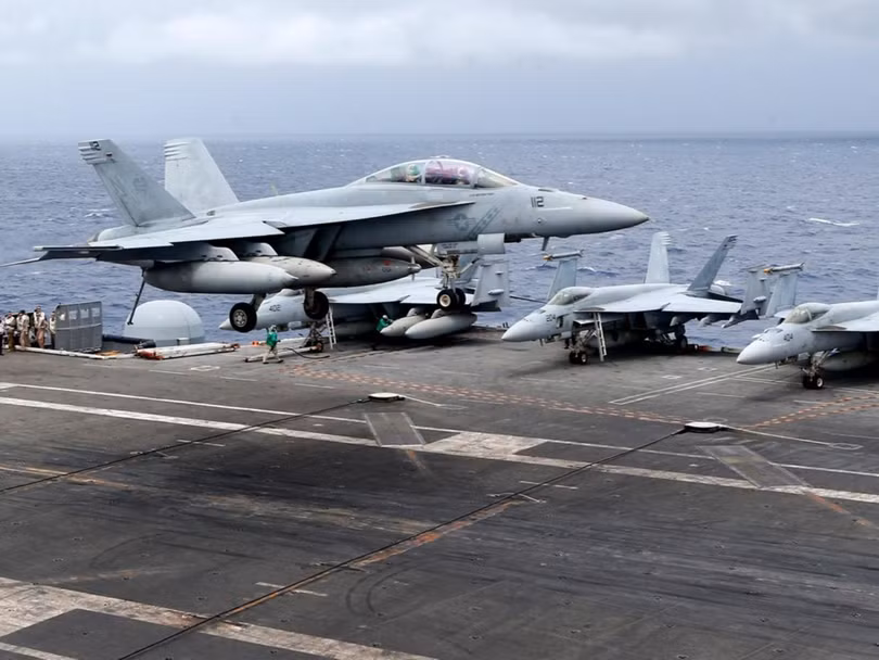 Các máy bay chiến đấu siêu âm F-18 trên tàu USS Ronald Reagan