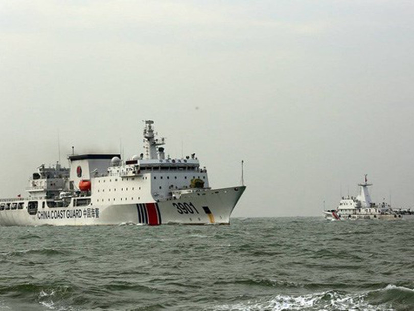 Tàu cảnh sát biển Việt Nam và tàu hải cảnh Trung Quốc đối đầu trên vùng biển gần bãi Tư Chính