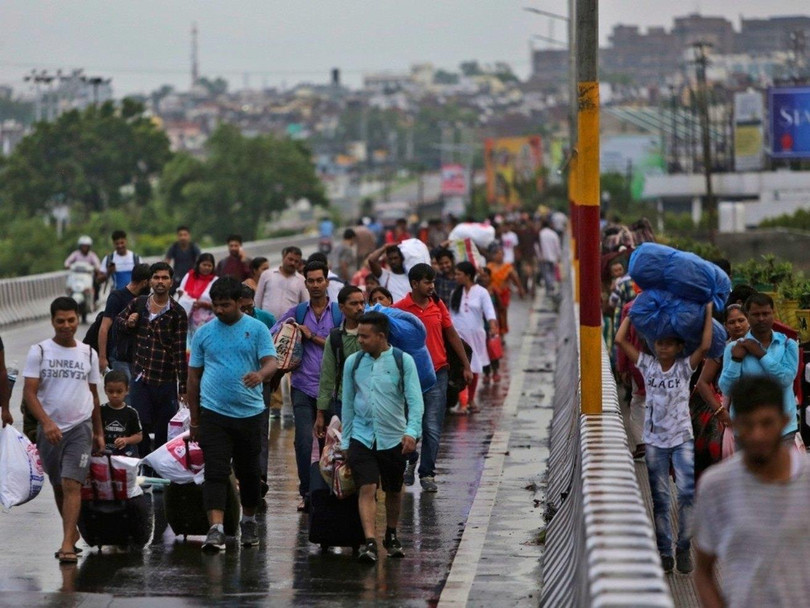 Dòng người rời Kashmir đi lánh nạn đã bắt đầu xuất hiện Dòng người rời Kashmir đi lánh nạn đã bắt đầu xuất hiện