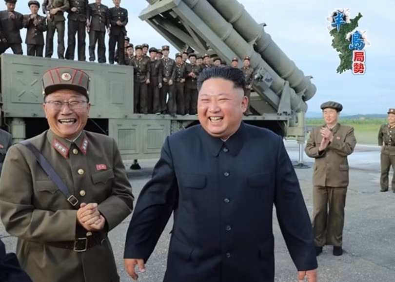 Ông Kim Jong-un vui mừng khen ngợi các nhà khoa học kỹ thuật quốc phòng Triều Tiên. Ảnh: Đông Phương