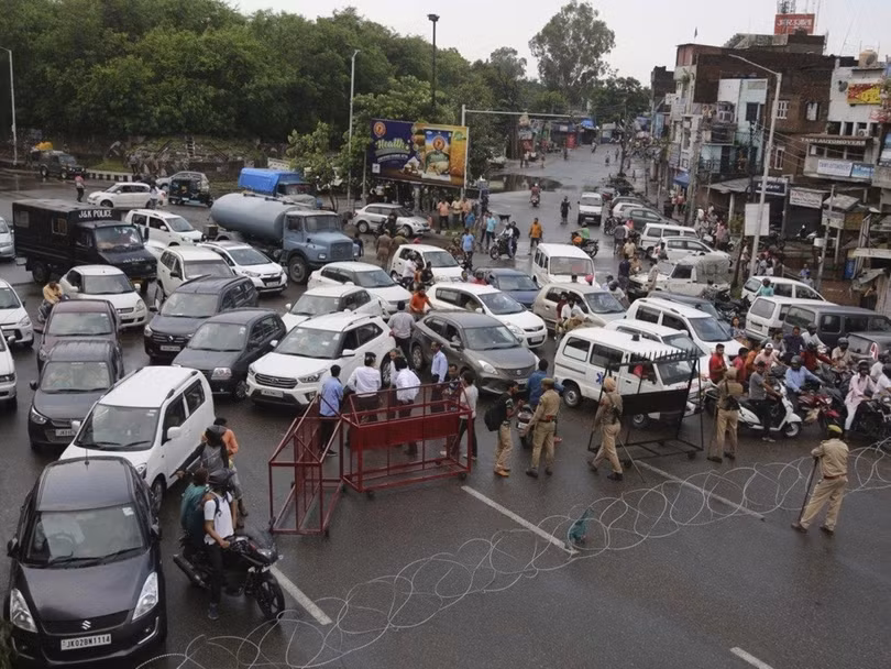 Đường phố bị quân đội Ấn Độ tiến hành phong tỏa