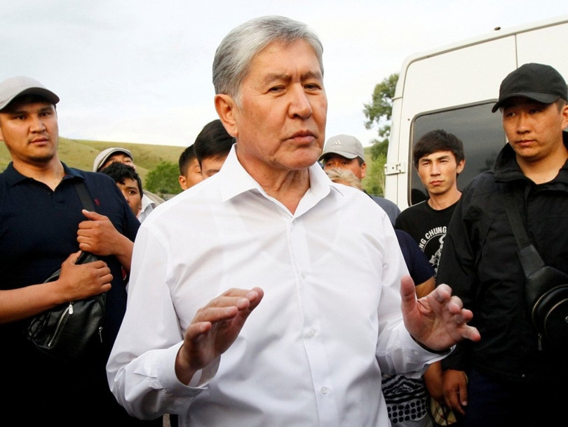 Ông Atambayev cùng những người ủng hộ