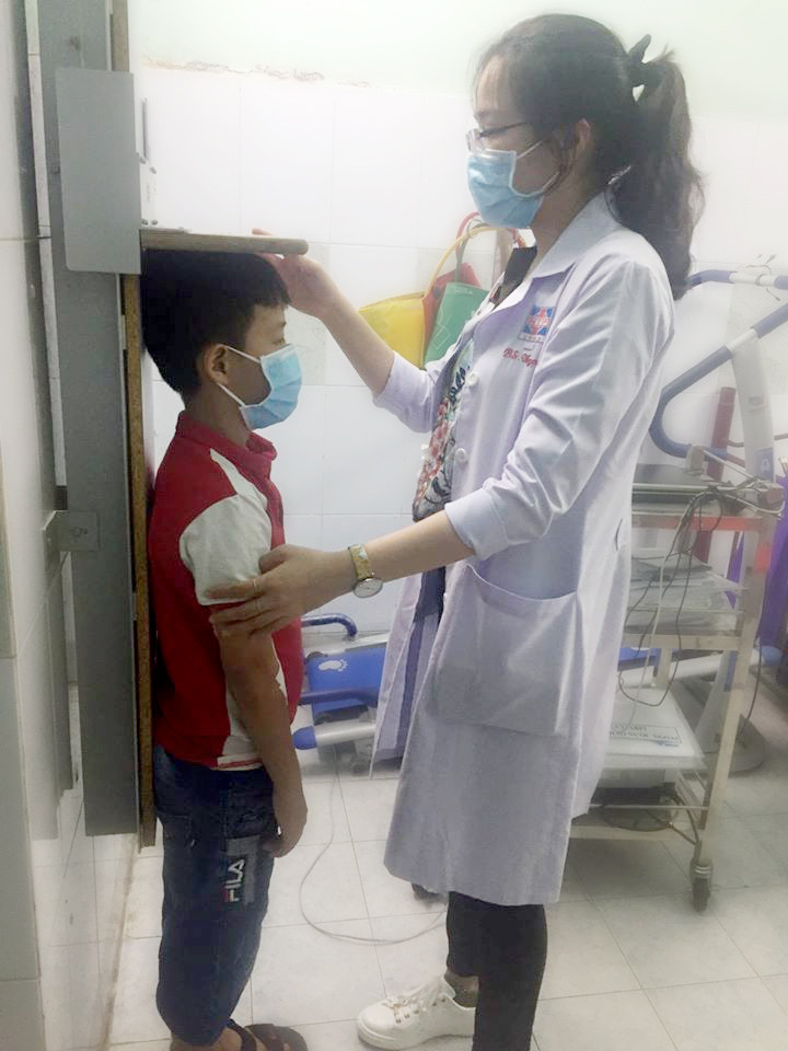 Nếu chiều cao của bé tăng chậm hơn 4-6 cm_năm, phụ huynh nên cho bé thăm khám sớm để tìm nguyên nhân (ảnh: Minh Thư) Nếu chiều cao của bé tăng chậm hơn 4-6 cm_năm, phụ huynh nên cho bé thăm khám sớm để tìm nguyên nhân