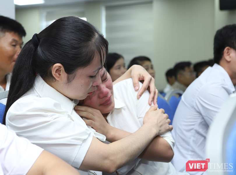 Các gia đình hiếm muộn, khó khăn đã không kìm được xúc động khi nghe thông báo được hỗ trợ TTTON