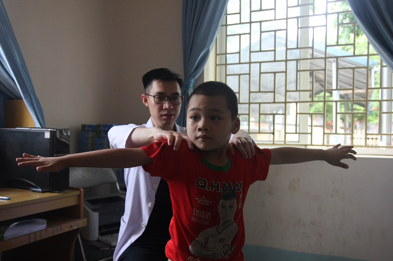 Khám và tư vấn sức khỏe cho trẻ nhỏ. Ảnh: Quỳnh Phạm