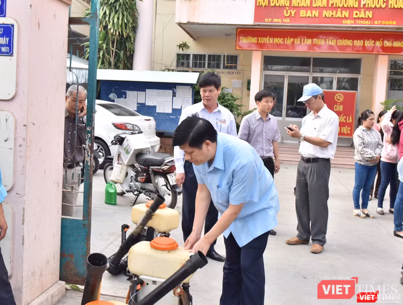 Quyền Bộ trưởng Bộ Y tế Nguyễn Thanh Long (áo xanh) trong chiến dịch phòng, chống Zika ở Khánh Hòa (ảnh: Nguyễn Huỳnh) Quyền Bộ trưởng Bộ Y tế Nguyễn Thanh Long (áo xanh) trong chiến dịch phòng, chống Zika ở Khánh Hòa