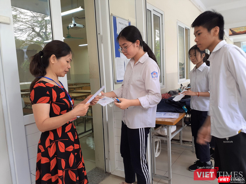 Vào phòng thi (ảnh: Minh Thúy)