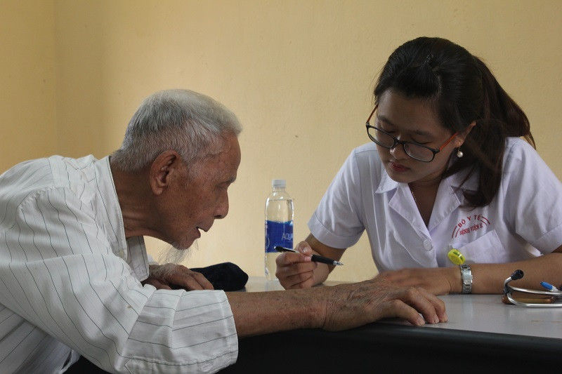Tư vấn sức khỏe cho người cao tuổi. Ảnh: Quỳnh Phạm