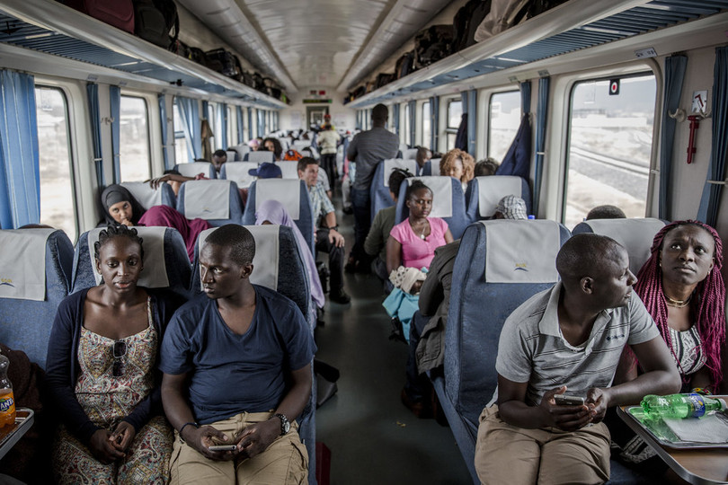 Hành khách trên tuyến đường sắt ở Kenya do Trung Quốc đầu tư xây dựng