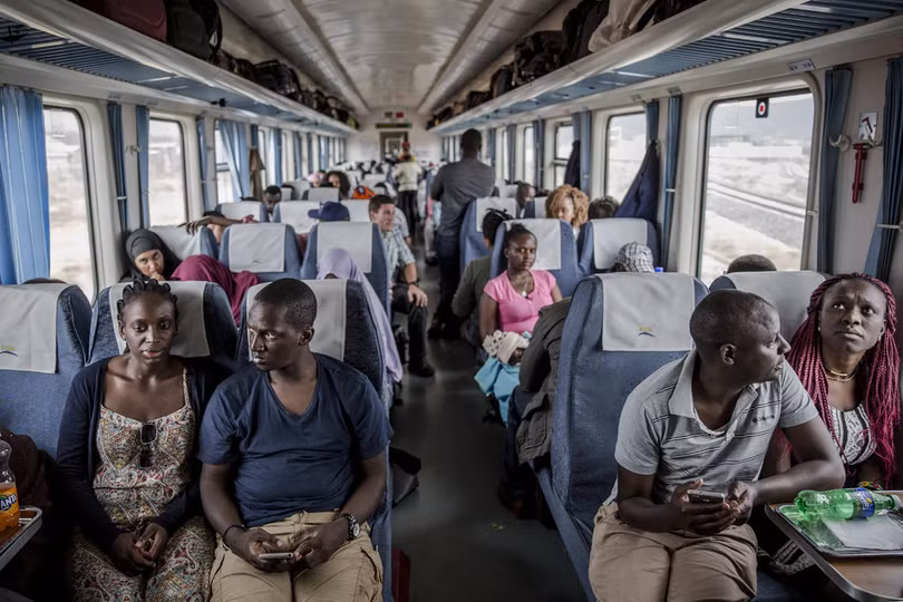 Hành khách trên tuyến đường sắt ở Kenya do Trung Quốc đầu tư xây dựng