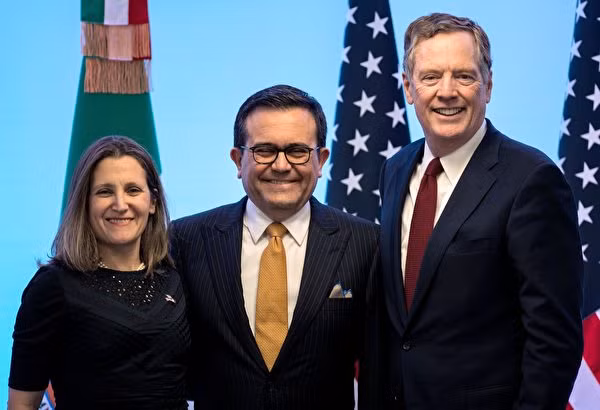 Hiệp nghị mậu dịch tự do Mỹ - Mexico – Canada (USMCA) được dư luận cho là hàm chứa ý đồ cô lập Trung Quốc. (Trong ảnh ftrais qua là Bộ trưởng Ngoại giao Canada, Bộ trưởng Kinh tế Mexico và Đại diện thương mại Mỹ)