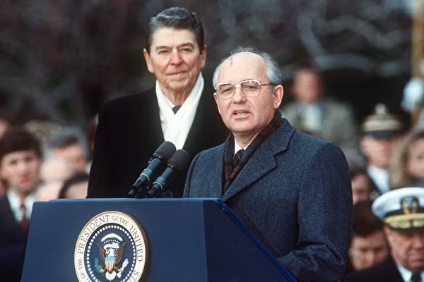 Hai nhà lãnh đạo Mỹ - Xô R.Reagan và M.Gorbachov sau khi ký Hiệp ước INF tháng 12.1987. Hai nhà lãnh đạo Mỹ - Xô R.Reagan và M.Gorbachov sau khi ký Hiệp ước INF tháng 12.1987.