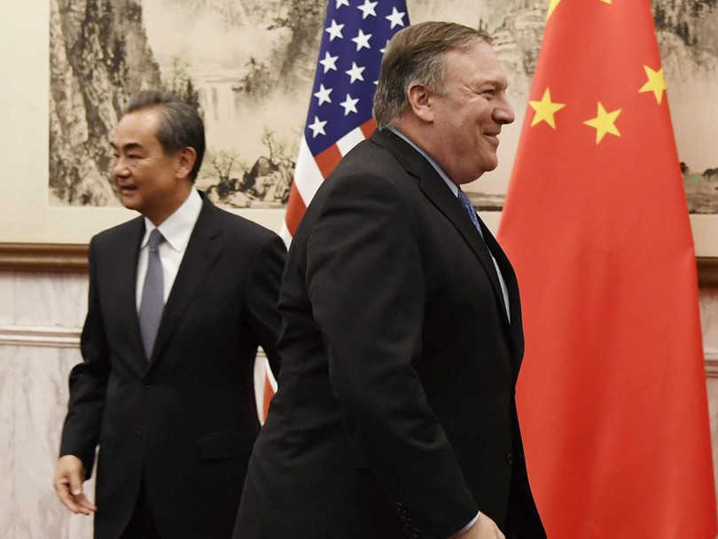 Dư luận cho rằng kiểu đối đầu gay gắt giữa hai ông không nên tồn tại trong lễ nghi ngoại giao.