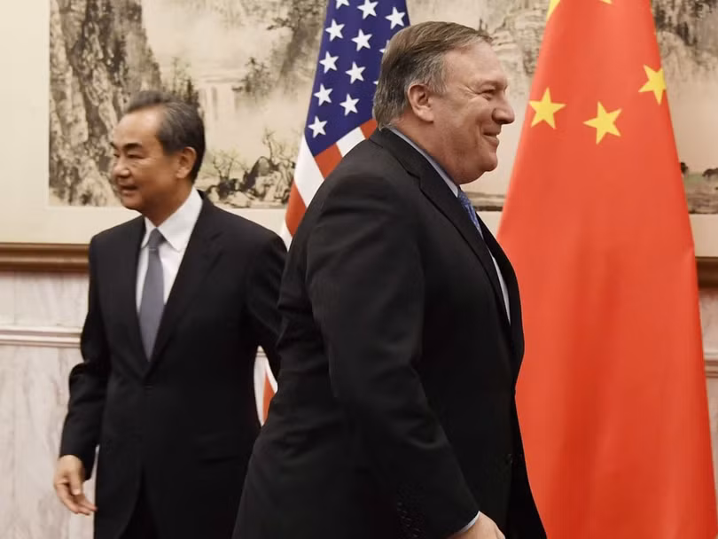 Dư luận cho rằng kiểu đối đầu gay gắt giữa hai ông không nên tồn tại trong lễ nghi ngoại giao.