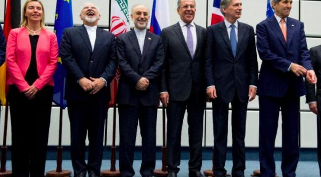 Ngoại trưởng Mỹ John Kerry cùng đại diện 5 nước khác sau khi ký Hiệp định hạt nhân với Iran năm 2015. Nay ông Trump tuyên bố từ bỏ vì cho rằng, hiệp định này đã không ngăn cản Iran phát triển tên lửa đạn đạo.