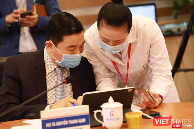 Các bác sĩ tham gia khám, chữa bệnh từ xa tại điểm cầu Bệnh viện Đại học Y Hà Nội Các bác sĩ tham gia khám, chữa bệnh từ xa tại điểm cầu Bệnh viện Đại học Y Hà Nội